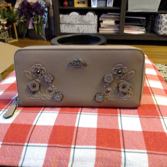 NWOT Coach Accordion Zip Waller w/ Tea Rose and Tooling - Picture 1 of 9